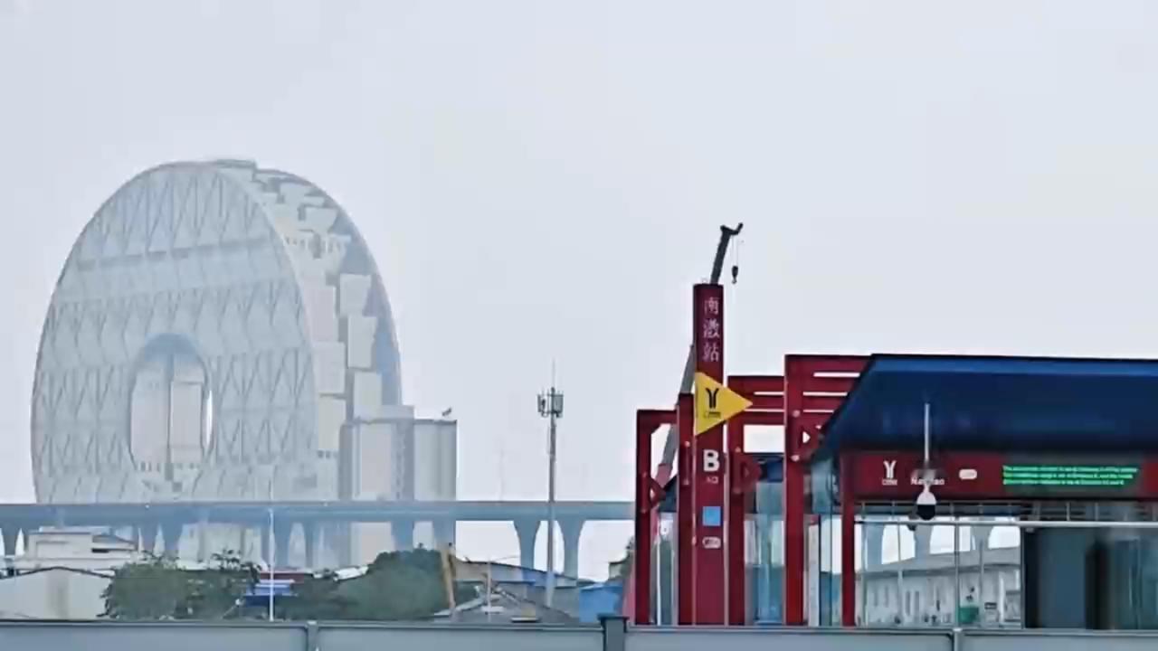 “铜钱大厦”由意大利设计师约瑟夫设计，建筑外部采用金色玻璃幕墙，白天闪闪发光，夜
