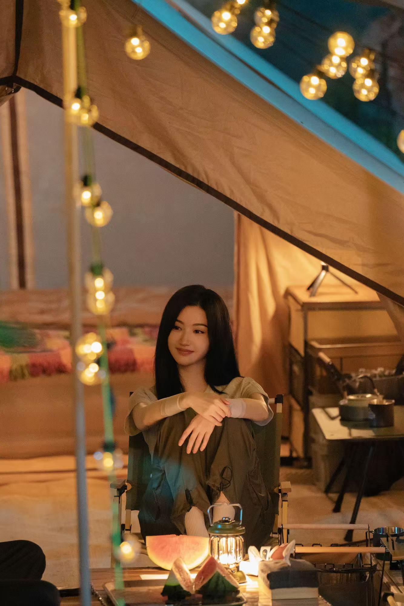 景甜上线吃瓜景甜露营风片场日常 景甜在剧组的“露营式拍戏”太绝了！帐篷场景里的每