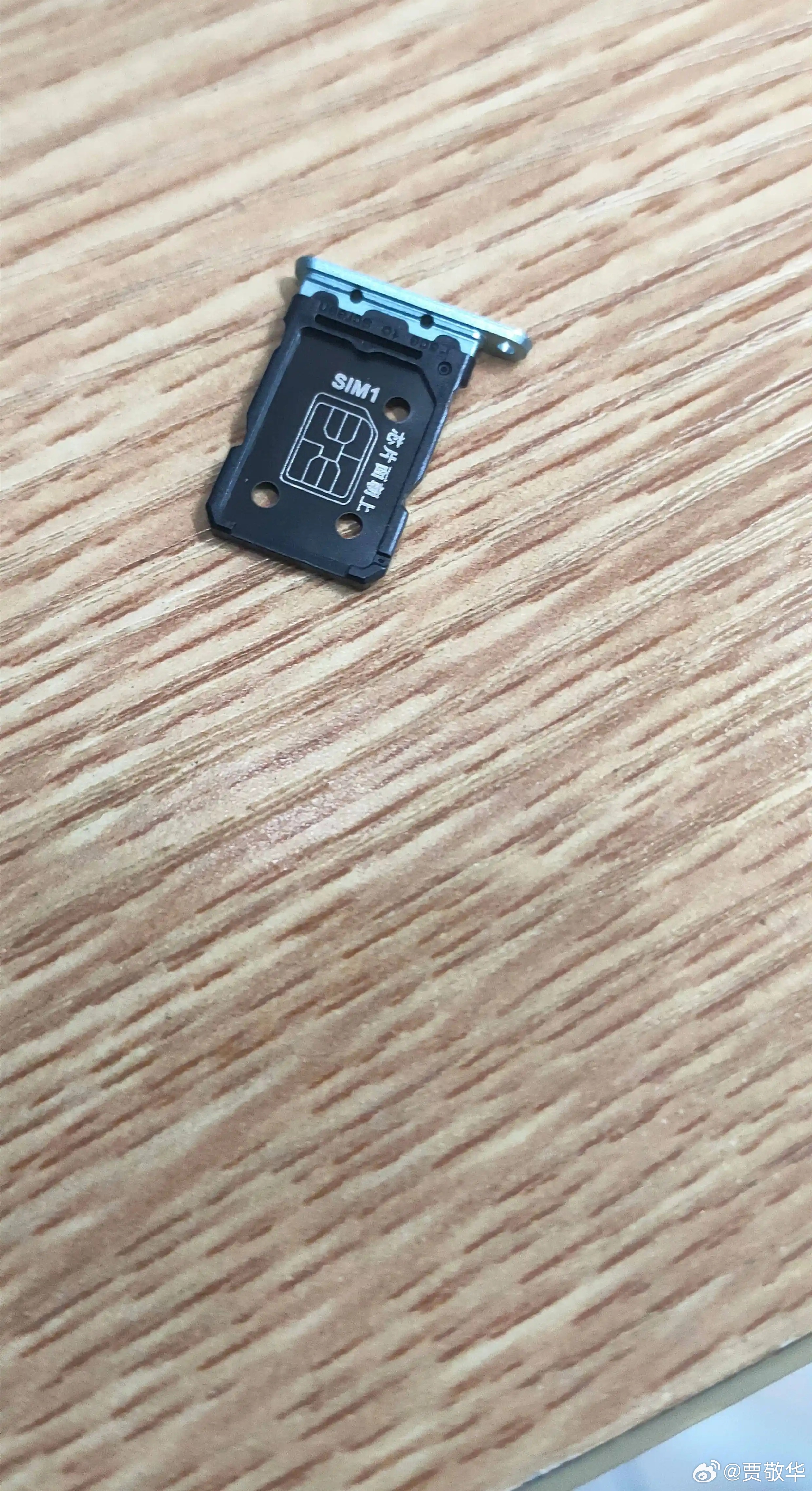 内存涨价，有些手机厂商开始减配。比如，有些手机的双卡双待变成了双卡单待，看着2个