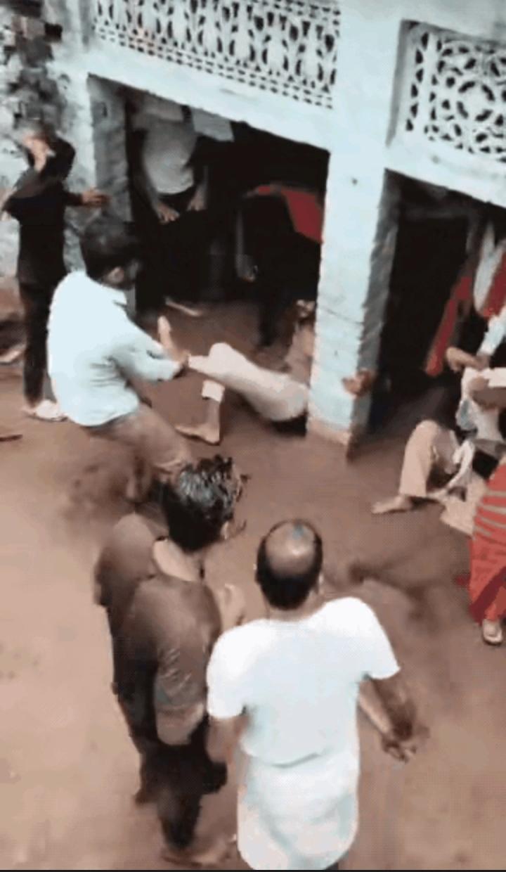 两个年轻人真心相爱，被双方的家长发现，结果就是一顿拳打脚踢。
我们这里大人即使不