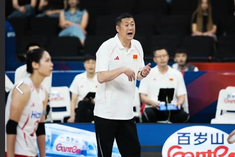 赵勇教练底牌尽出，赵勇教练派出全部老将出马！第三局中国女排赵勇教练底牌尽出，派出