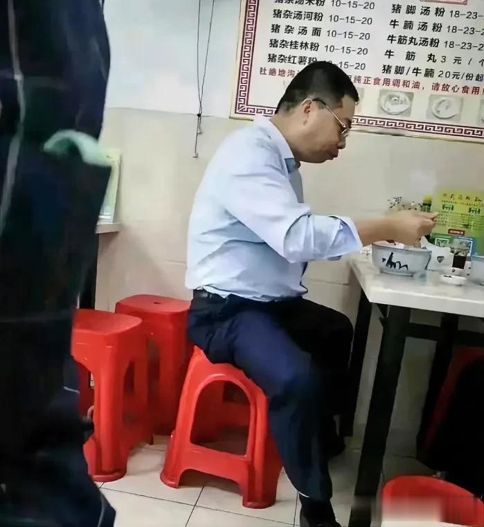 喝酒见人品。
敢喝酒的人，
一般都是比较爽快的人，
心里干净，
才敢于以真面目示