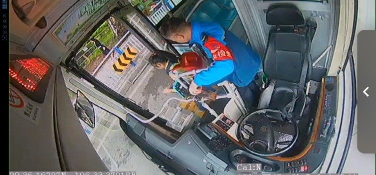 女孩上学坐过站，幸遇他们一路暖心守护