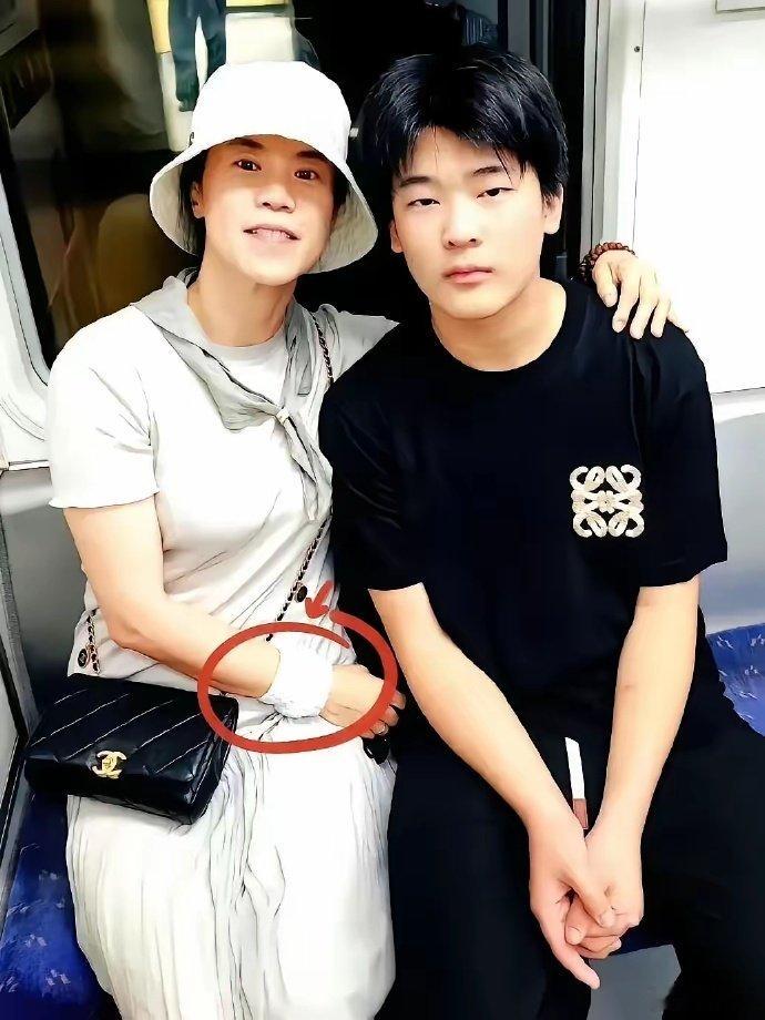 才知道戴镯子还🉐戴保护套，那戴镯子的意义是……？ 