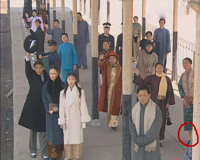 周围群演感觉跟主演都不是一个季节的，主演穿的像冬天，群演穿的像秋天，甚至还有人露