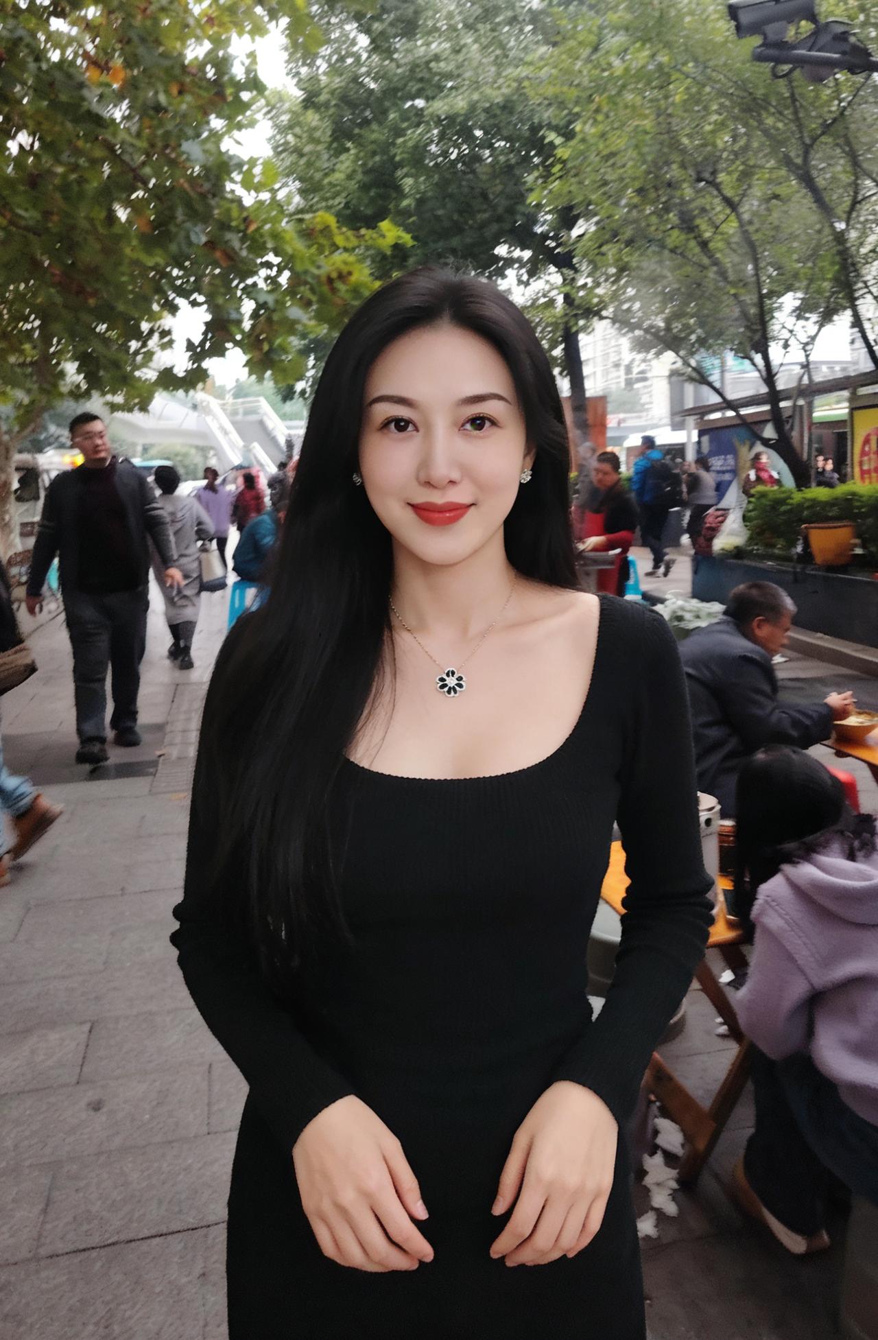 梧桐的叶，在她头顶摇晃
街声是背景音，嘈杂又鲜活
她是城市里的一个标点
立在人行