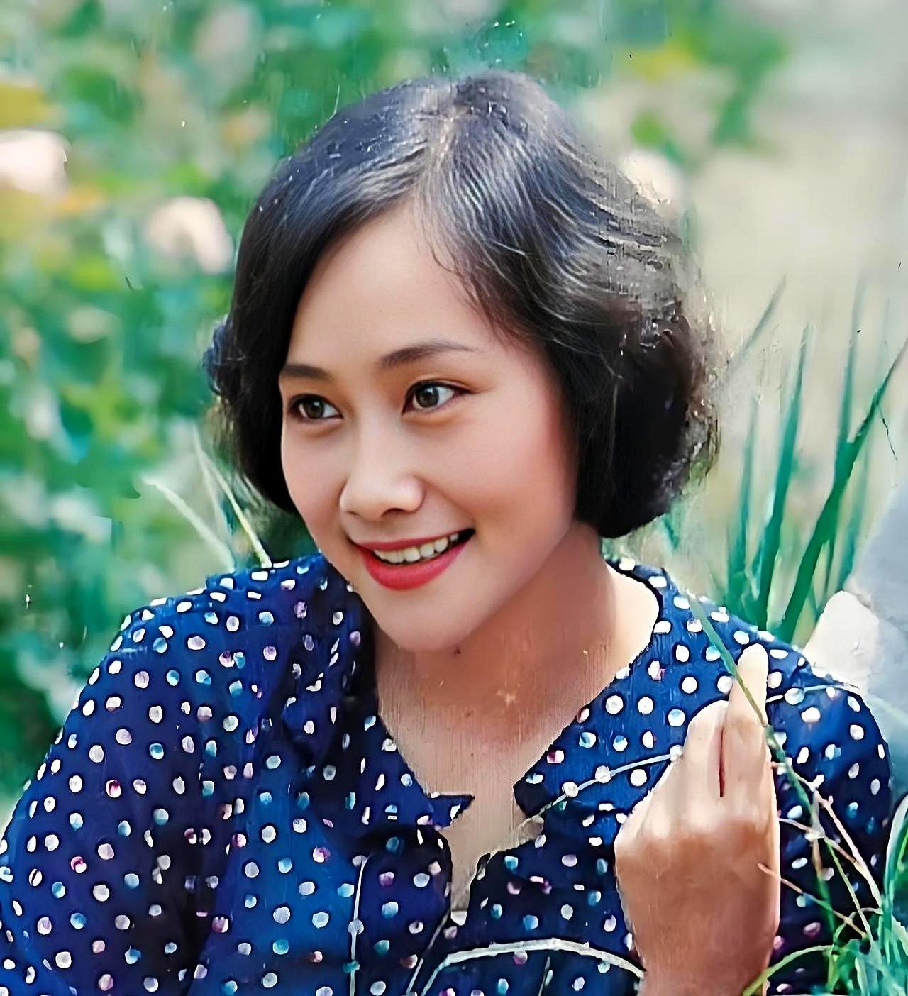 40岁才一夜爆红，70岁还能把徐峥逼得跳脚，今天75岁的黄梅莹却提着布袋子，跟老