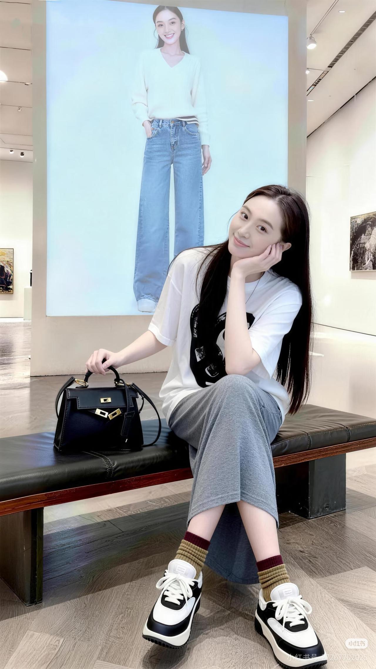 轻纱拂面，笑靥如花。