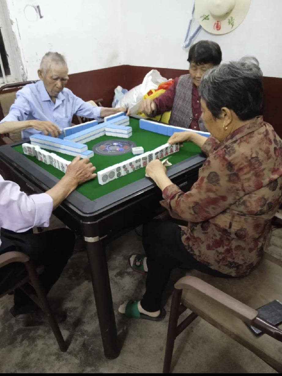 邻居乔老爷头发眉毛都白了，平时在家精神萎靡，对家人说身体这里不舒服，那里好痛。一