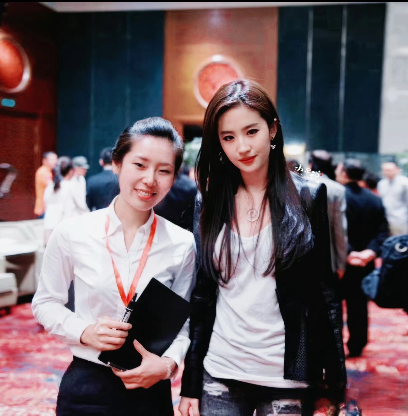 这个时期的小仙该怎么形容，好喜欢我菲穿白衬衣配个破洞牛仔裤