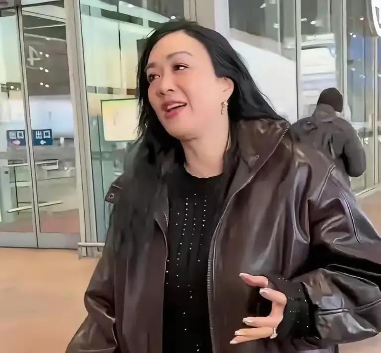 55岁的钟丽缇挺着孕肚再战妇产科，这画面太震撼了。
她要为小12岁的丈夫张伦硕拼