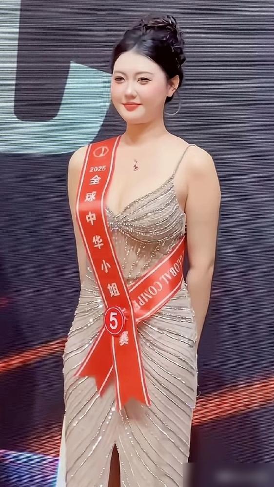 连子欣拿中华小姐香港赛区冠军，竟因175cm120斤的身材砸烂内娱审美桌！
中