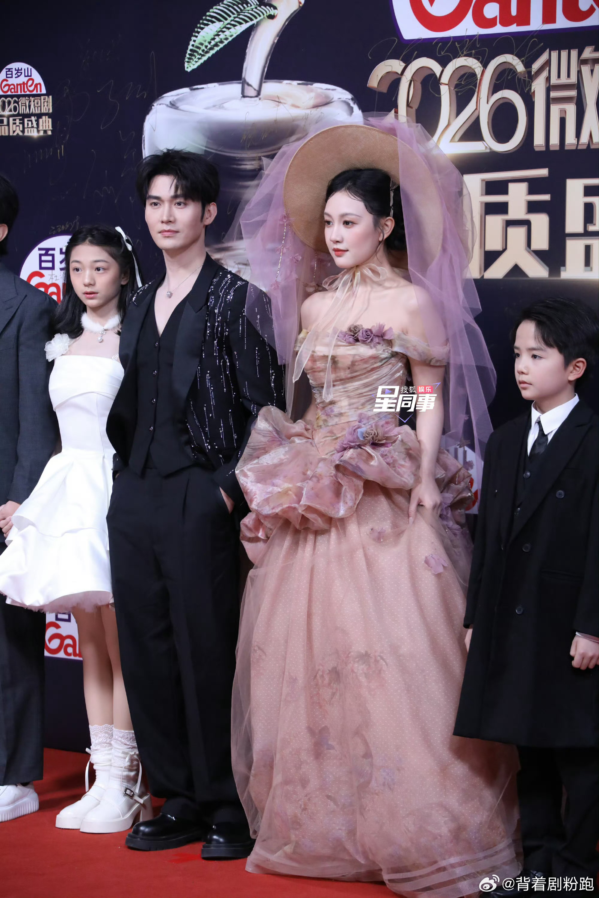 微短剧品质盛典红毯生图🈶，现在短剧演员队伍真的越来越庞大了～刘晓庆、刘萧旭、申