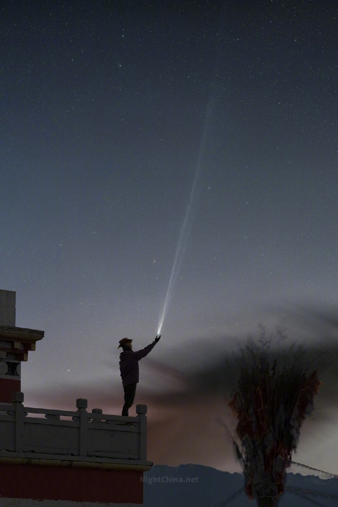 举起手，刚好够到了它的光。C/2025 R3 PanSTARRS彗星，谢谢你赴约