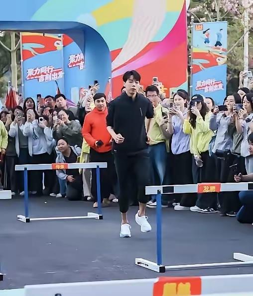 差点退役，却击败了吴艳妮林雨薇！这个无教练的“狠人”值一个代言。
这个冠军，来得