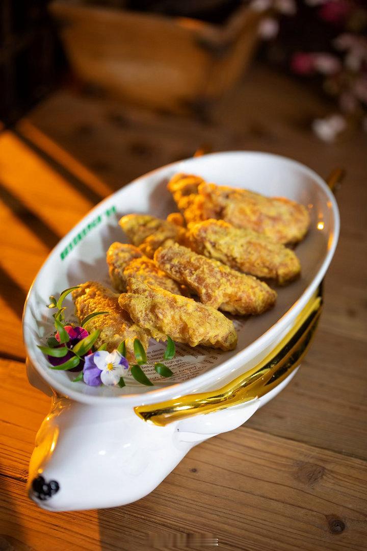 在餐饮行业洗牌加剧的当下，新白鹿以“蛋黄鸡翅”创下吉尼斯世界纪录的餐厅，正成为上