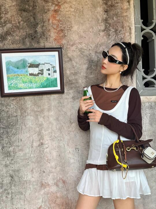 在安徽黄山宏村的miumiu女孩儿
