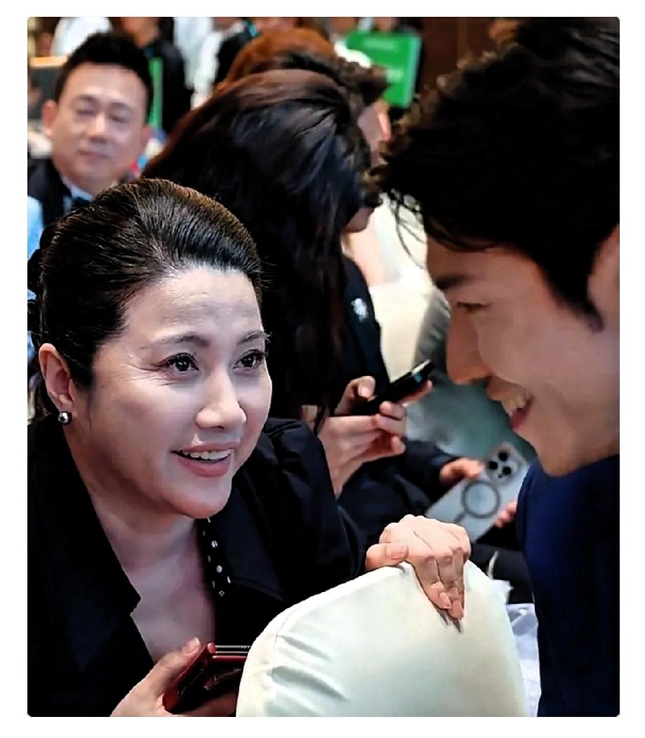 果然还是男人最懂男人！
我凑到老公跟前问：
你看颜丙燕找的小男友

老公说颜丙燕