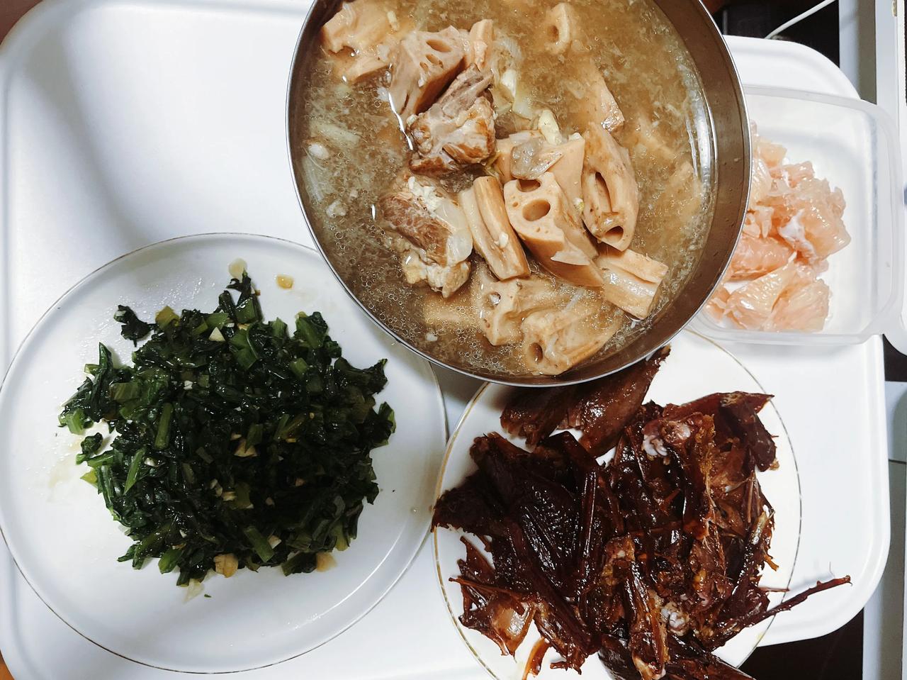 在家做美食晚餐，中午都在上班，晚上回来吃饭做点什么呢？排骨炖洪湖藕，凉拌油麦菜，