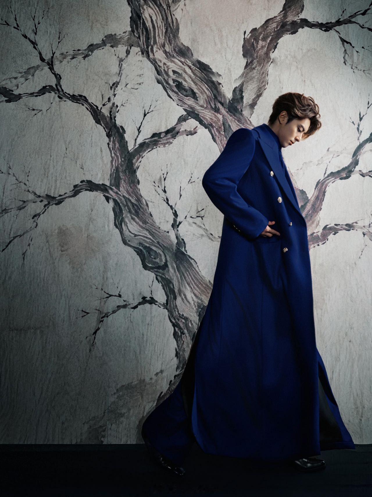 💙王鹤棣VOGUE时尚之力盛会，上身Helen Anthony 皇家蓝超长大衣