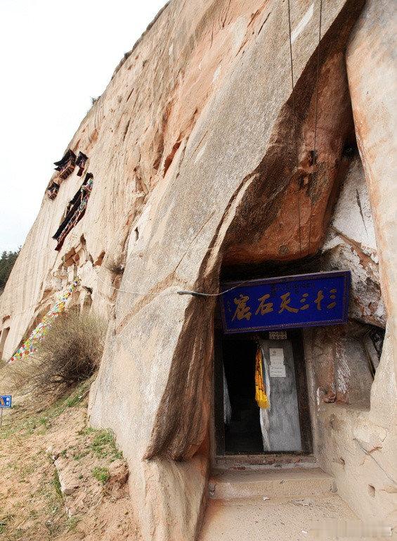 张掖马蹄寺三十三天石窟层层叠叠嵌进悬崖峭壁不同于莫高窟以壁画彩塑闻名，马蹄寺三十