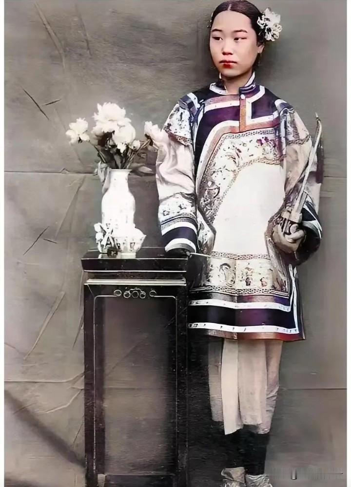 大明汉服和满清服饰比起来，简直是仙女和村姑的差别。
大明汉服款式多样，像交领襦裙