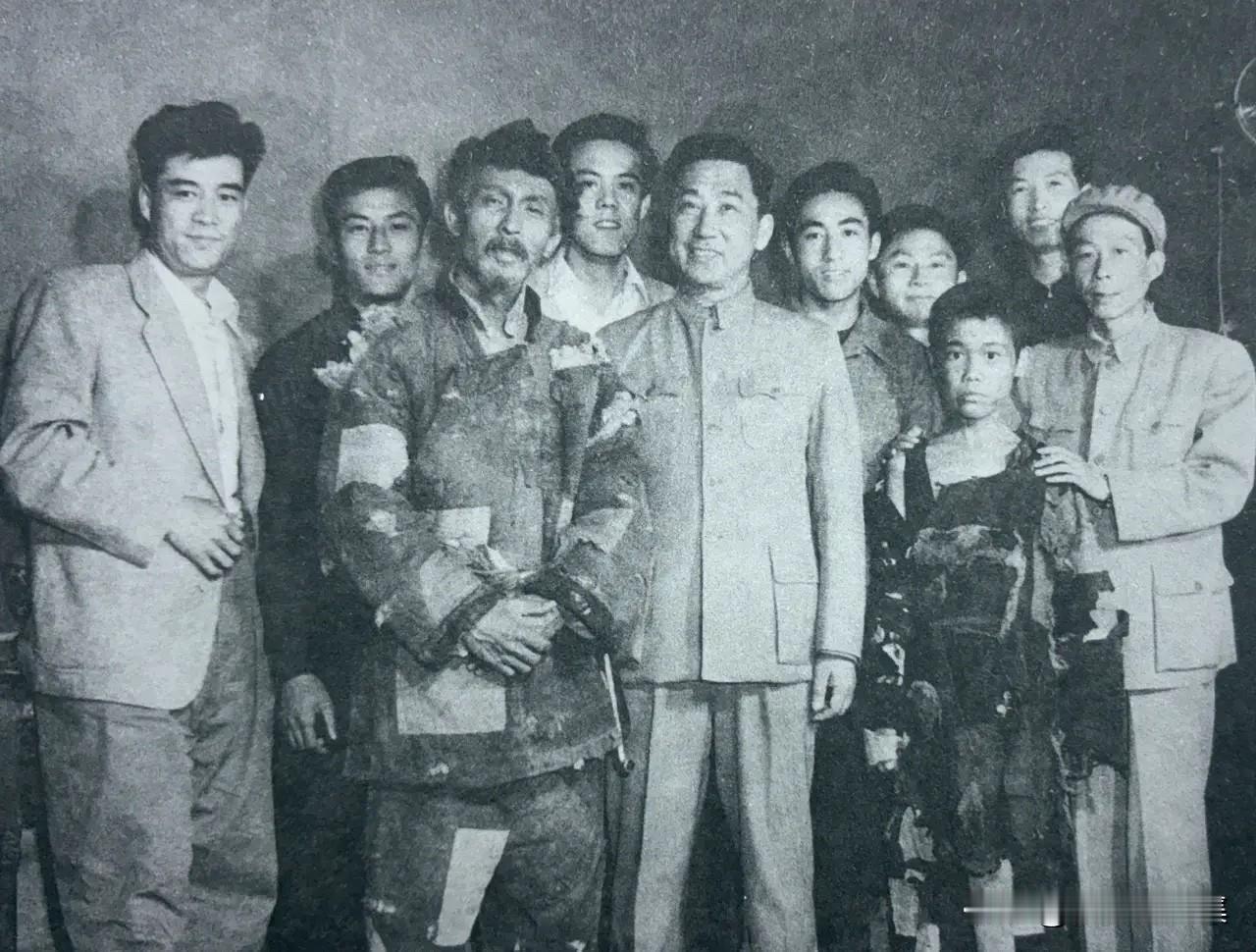 1960年，国家体委副主任荣高棠亲自率领正在备战第26届世乒赛的乒乓球队核心成员