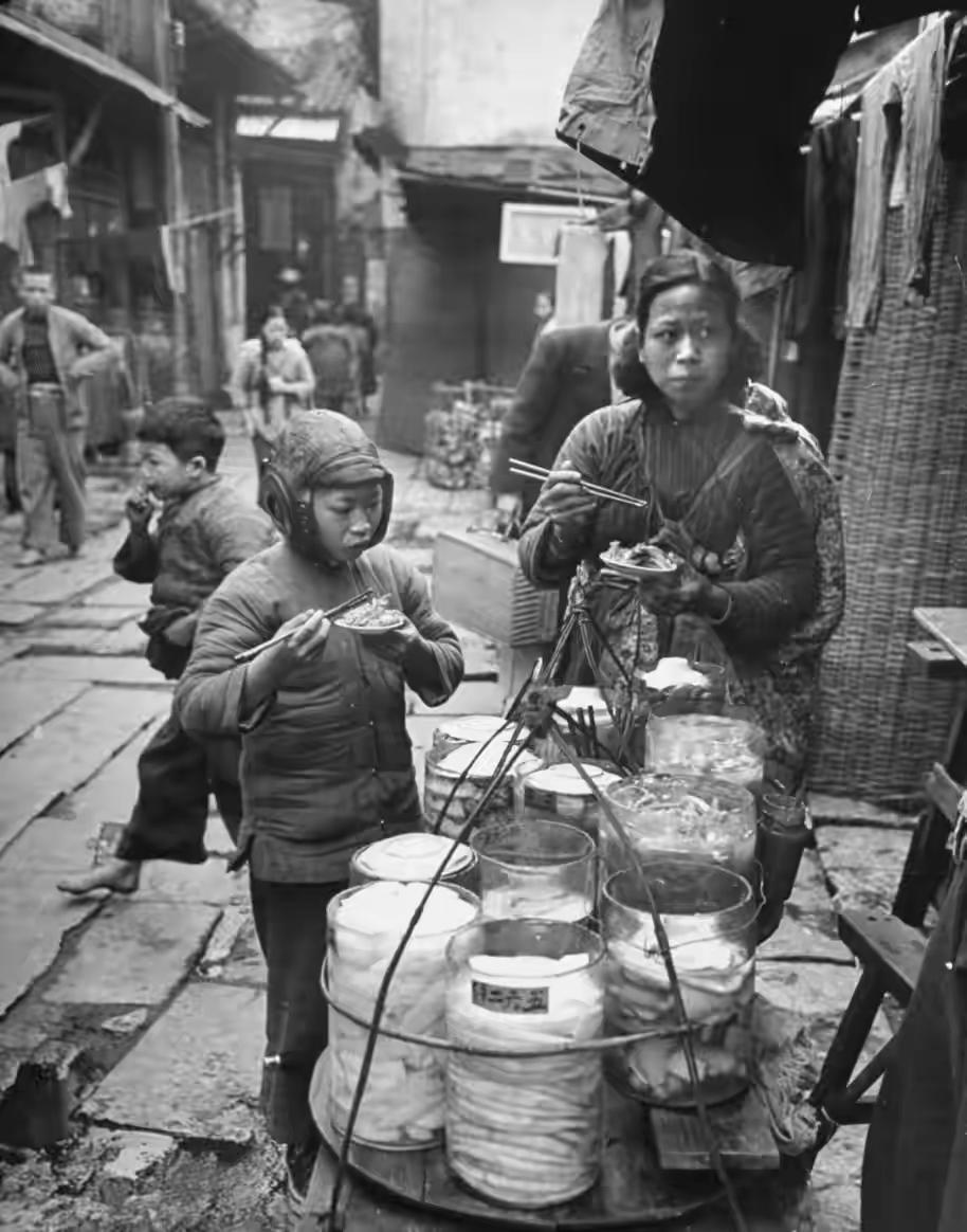 城市的老照片，留存着往昔的记忆。这是民国三十七年（1948 年），记录广州普通百