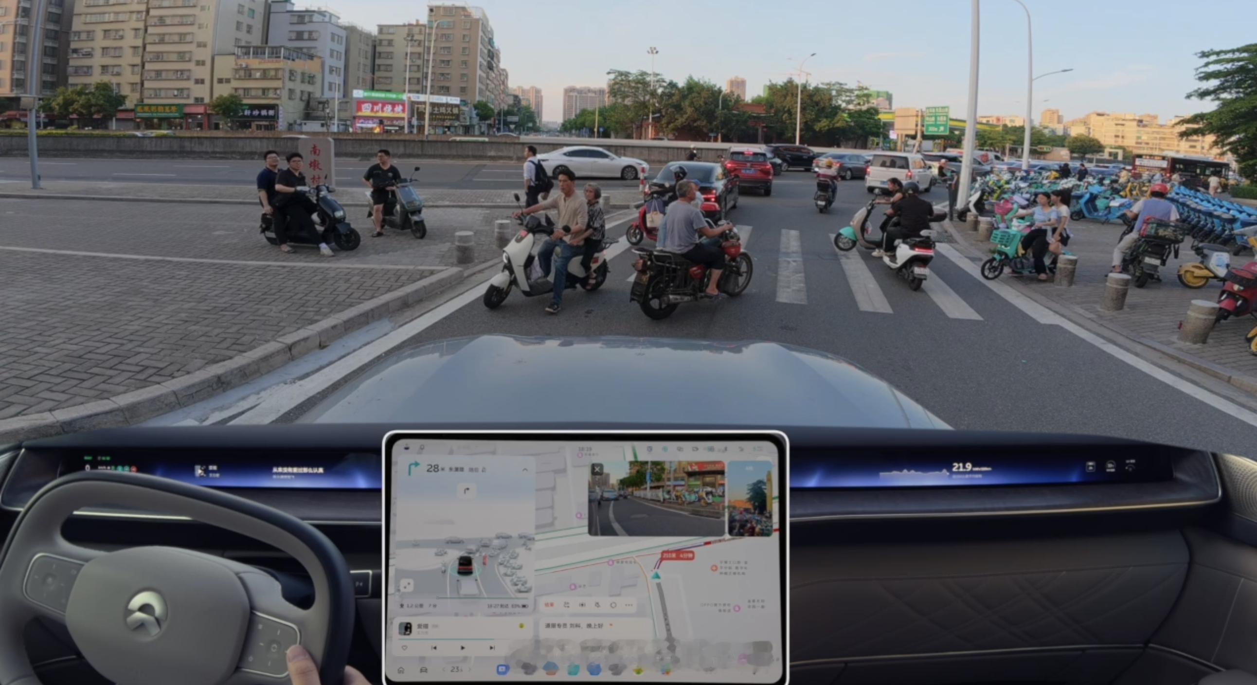 之前在试蔚来新版NWM遇到图1这种情况容易束手无策，因为它会一直礼让，礼让横穿，
