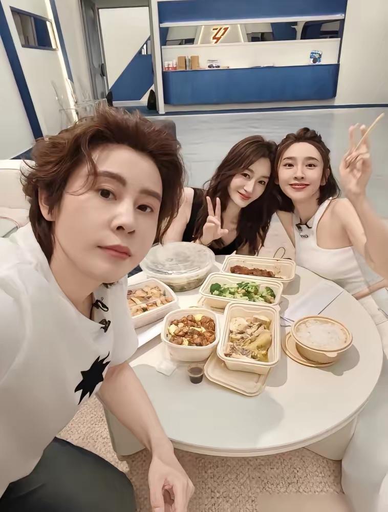 别再信女明星“天生吃不胖”的鬼话了。李小冉王濛她们深夜聚餐，一桌子外卖硬菜，扒拉