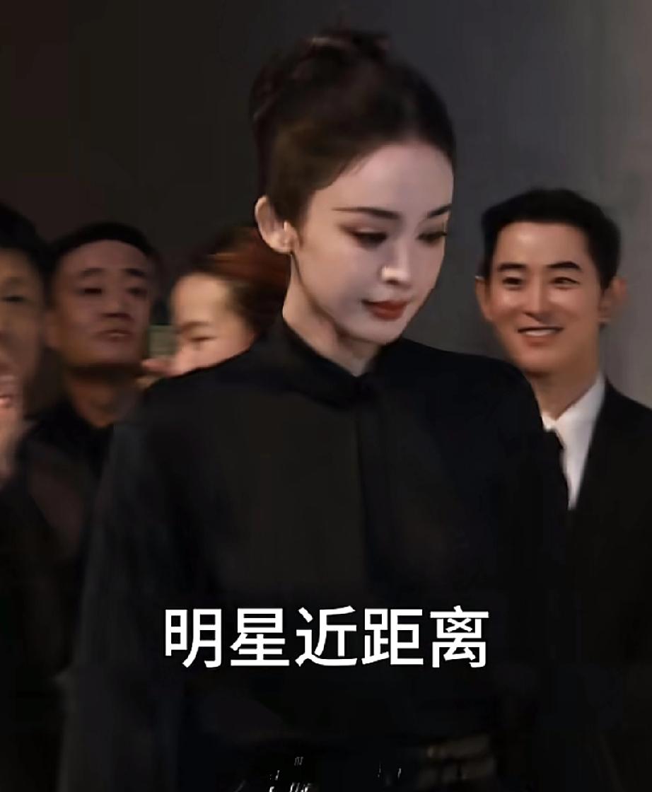 人家都站在台上，就娜扎一人拿着小包走来走去，是模特吗？
看到她穿得这一身，皮裙加