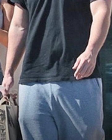 布兰妮的两个儿子同框出游被拍，并且因为一个儿子的灰色大包引人注意 