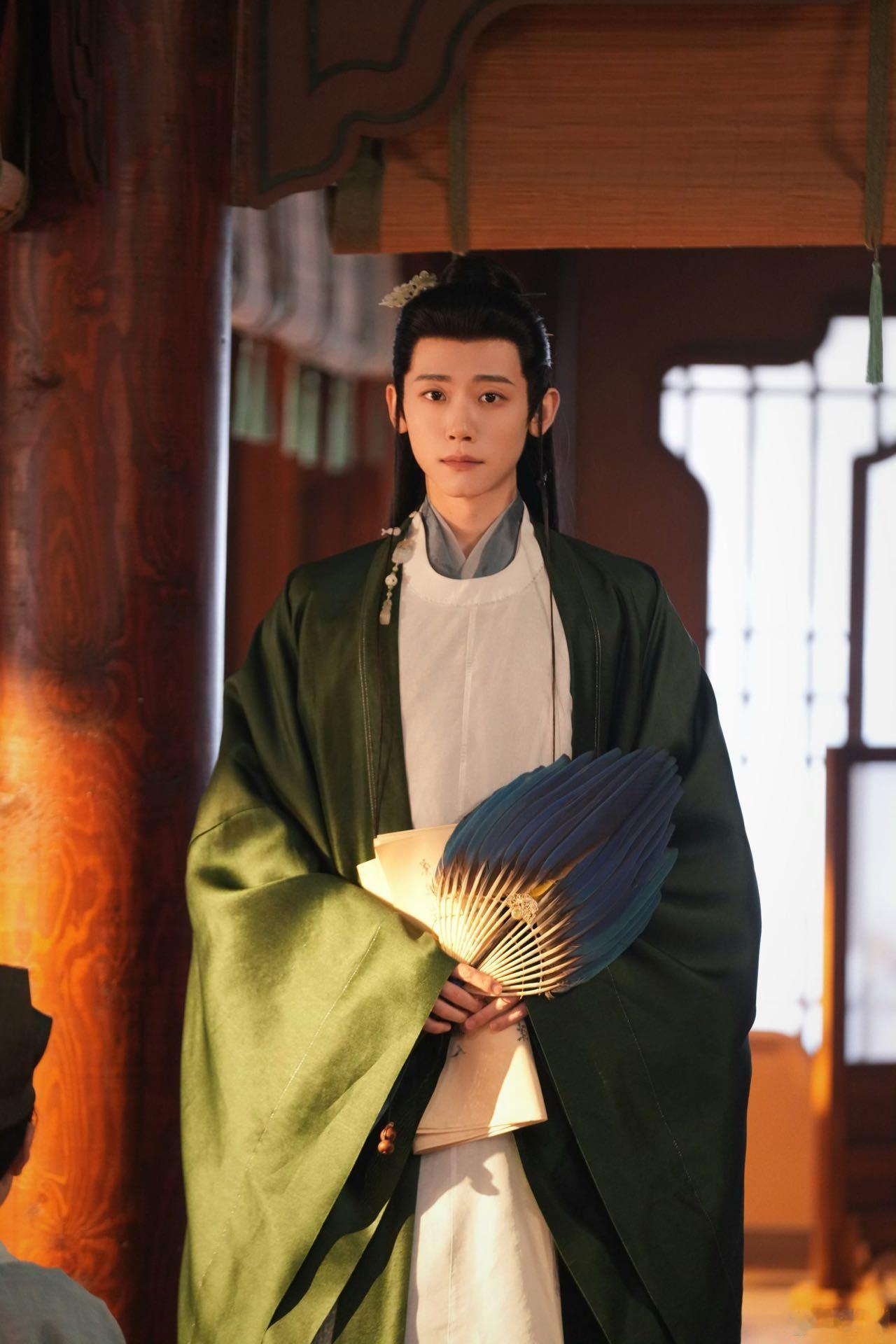 曝李卿恋爱李卿一觉醒来真的梦醒了，被拍到和异性同框就是谈恋爱了吗，起码要拍到牵手