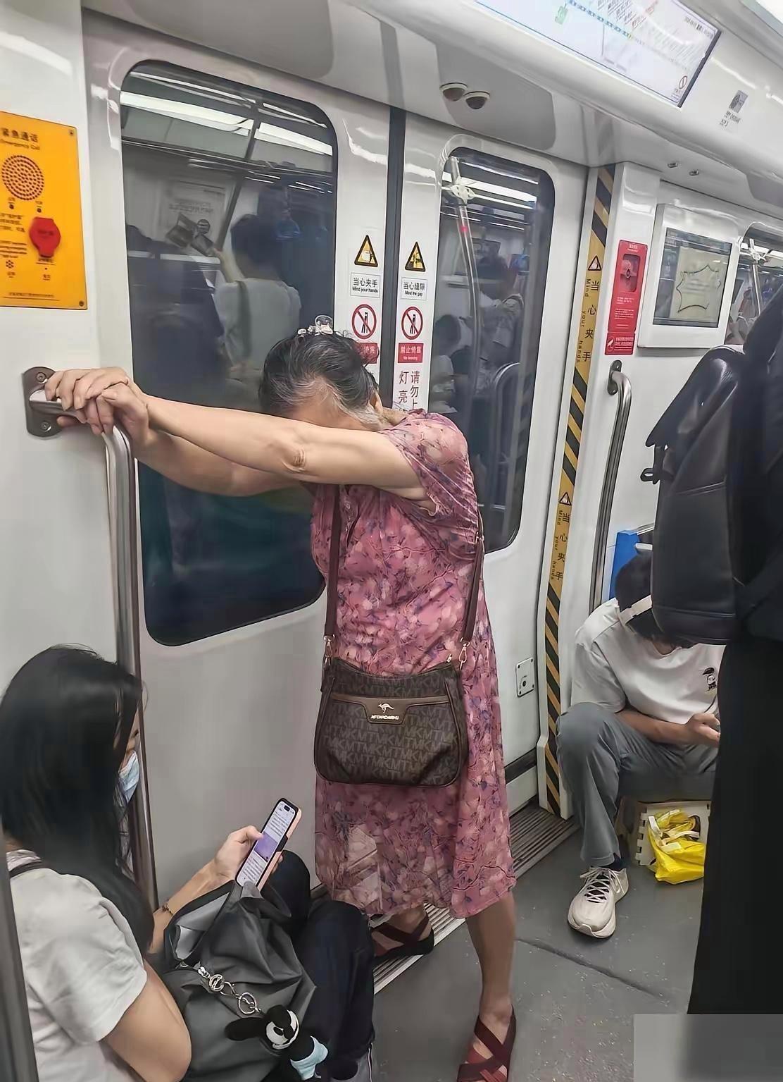 地铁车厢老太太行为让人动容

7月仲夏的一个上午，上海地铁车厢，正是上下班高峰期