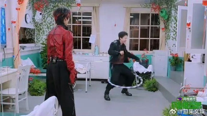 刘宇宁转呼啦圈这段能绷住的有福了刘宇宁还没驯服呼啦圈吗刘宇宁和呼啦圈极限拉扯名场
