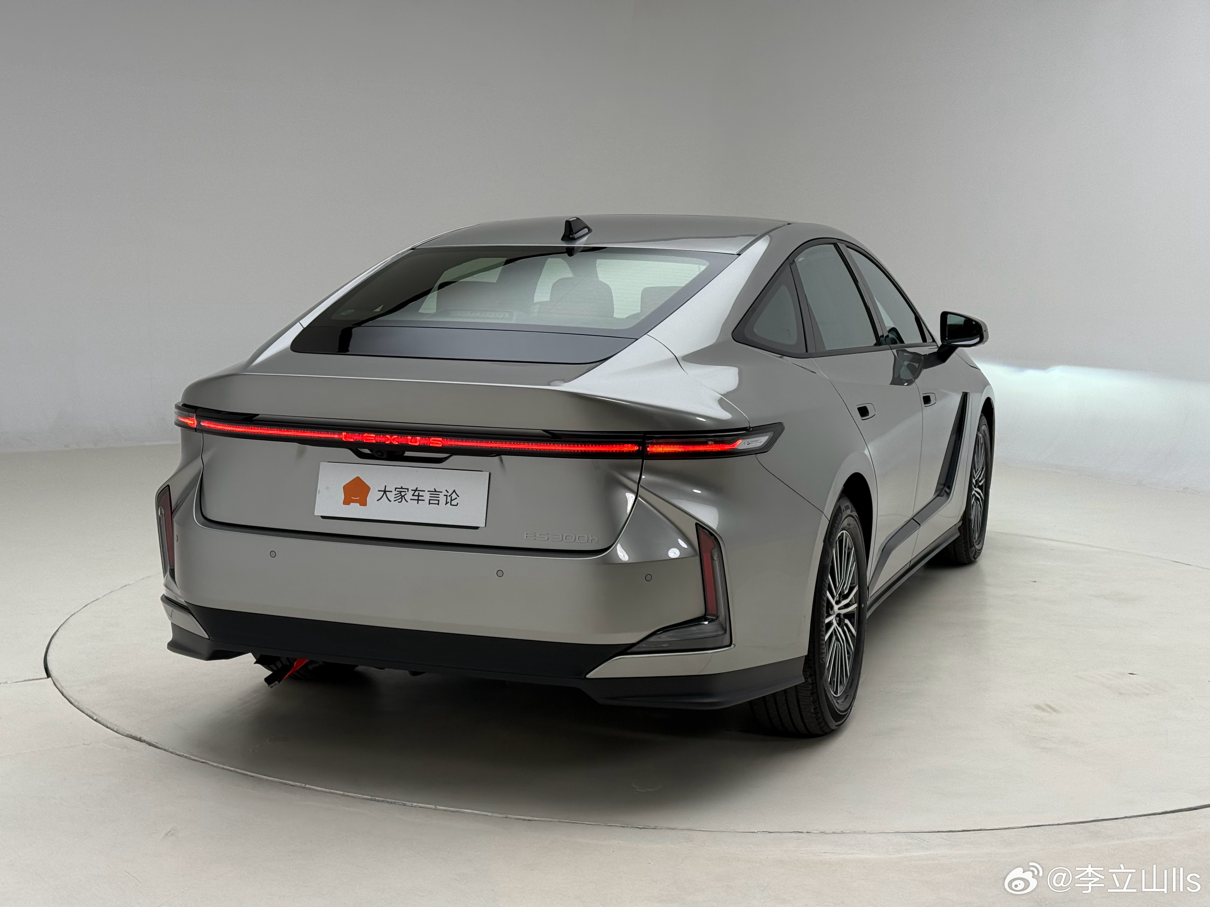 这个角度的es，可能是最有雷克萨斯感觉的！ 