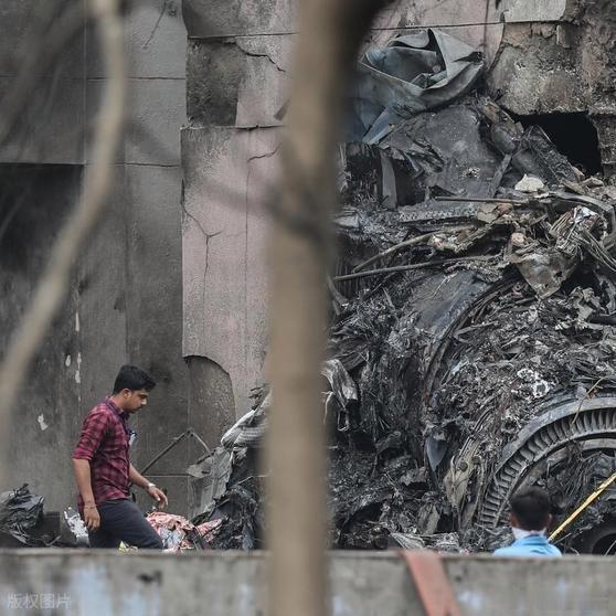 《突发特讯！印度副首席部长专机硬生生坠毁，机上人员无一生还》当地时间1月28日上