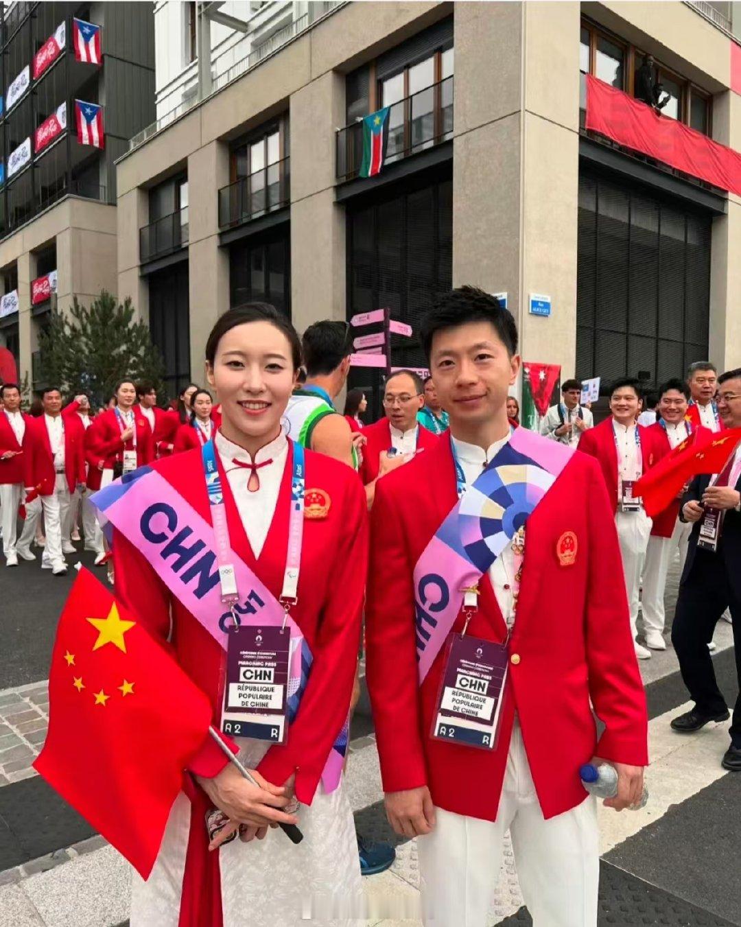 【#马龙也戴上pin了#】#马龙有自己保护pin的方式#中国代表团旗手马龙和冯雨