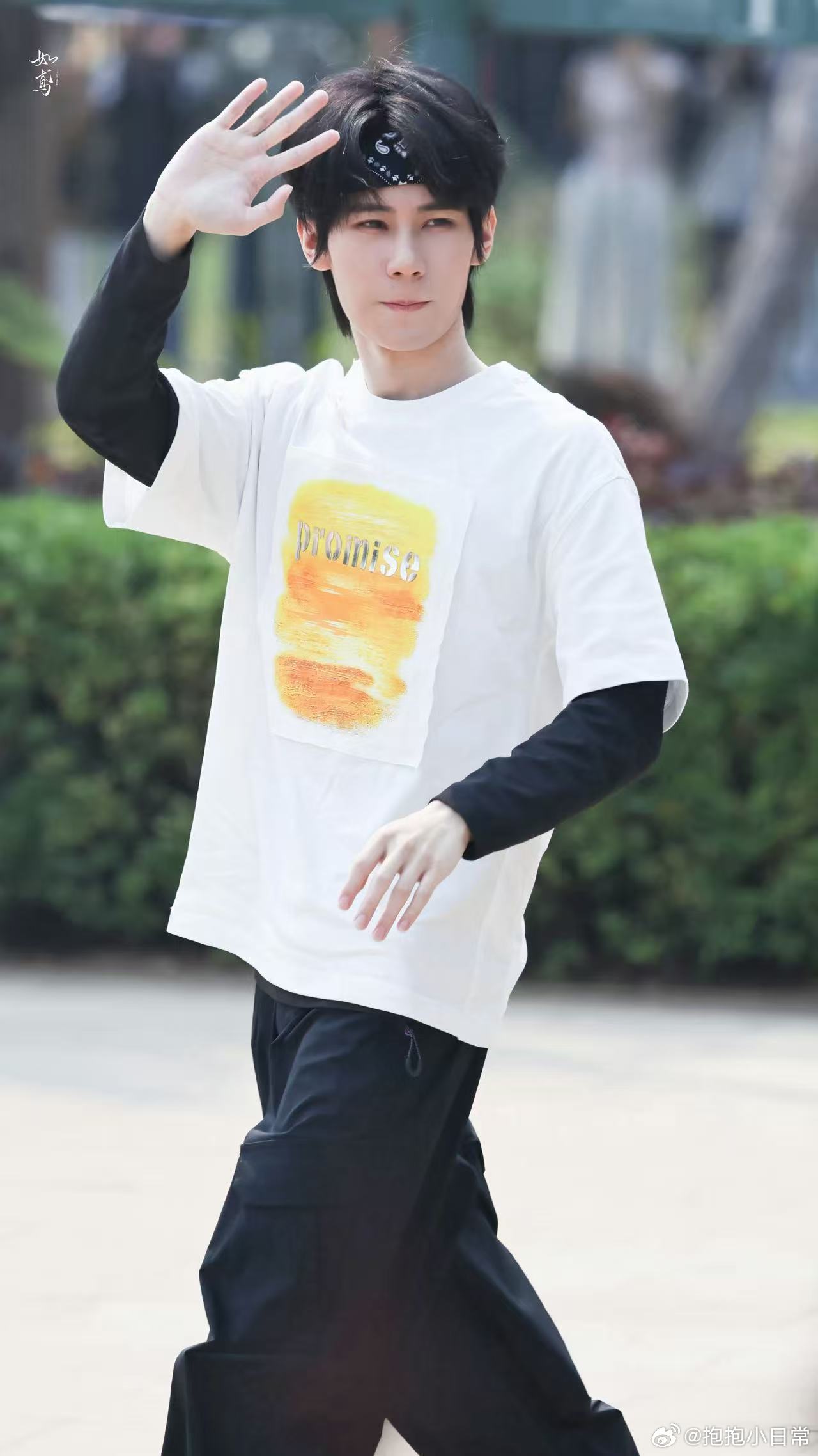 张真源跑男挡不住的青春气息张真源发带小子张真源跑男里戴发带的样子像极了校园里的运