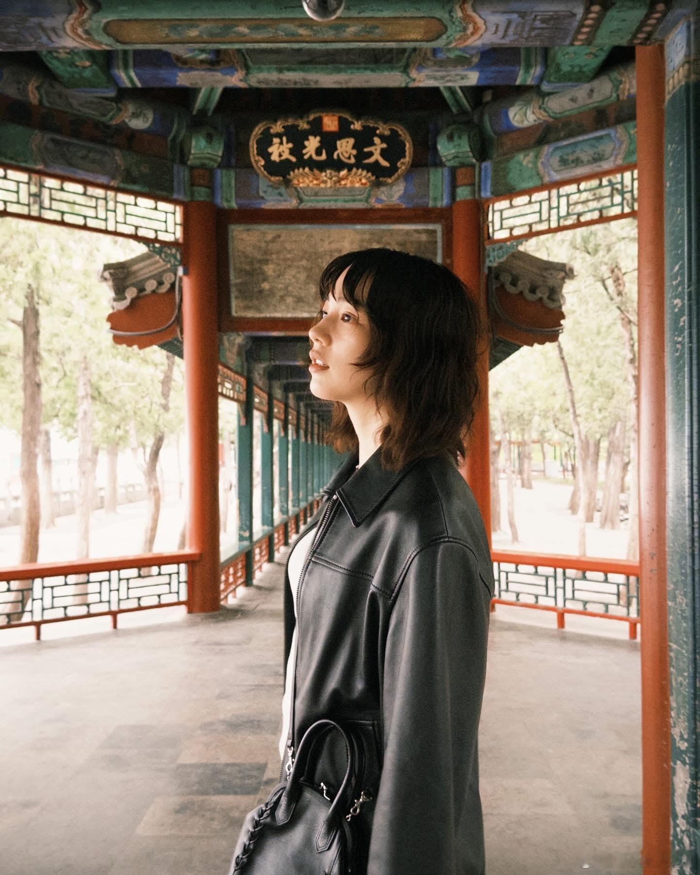 能年玲奈又发布了在北京逛颐和园的照片，这次去了好多地方啊[吃瓜] ​​​