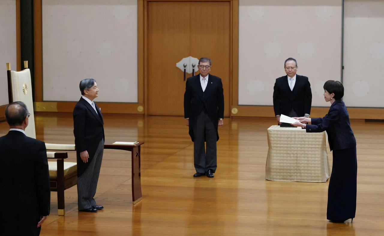 日本还需要递任命书，怎么这一幕看着有点滑稽呢！
首位女首相的意义非凡，虽然英国早