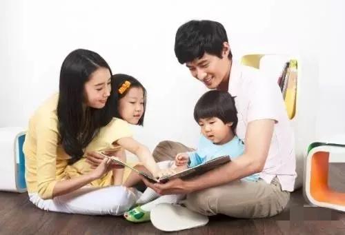 从成长阶段看，孩子幼年时期大部分时间在家庭中度过，父母的言行举止会成为孩子的模仿