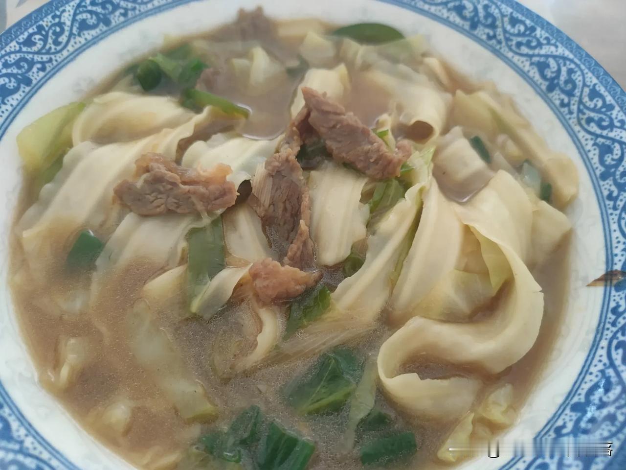 河南版牛肉炝锅面
老婆和孩子不在家，中午外面闷热，冰箱里还有点冻牛肉，切丝腌制半