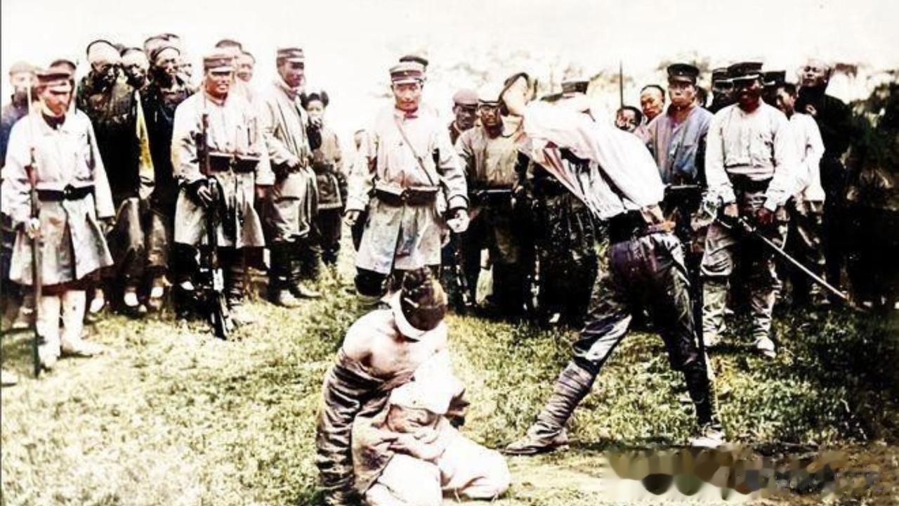 八国联军侵华期间，日本人挥舞屠杀残杀义和团成员的照片，照片中拳民被强迫跪在地上，