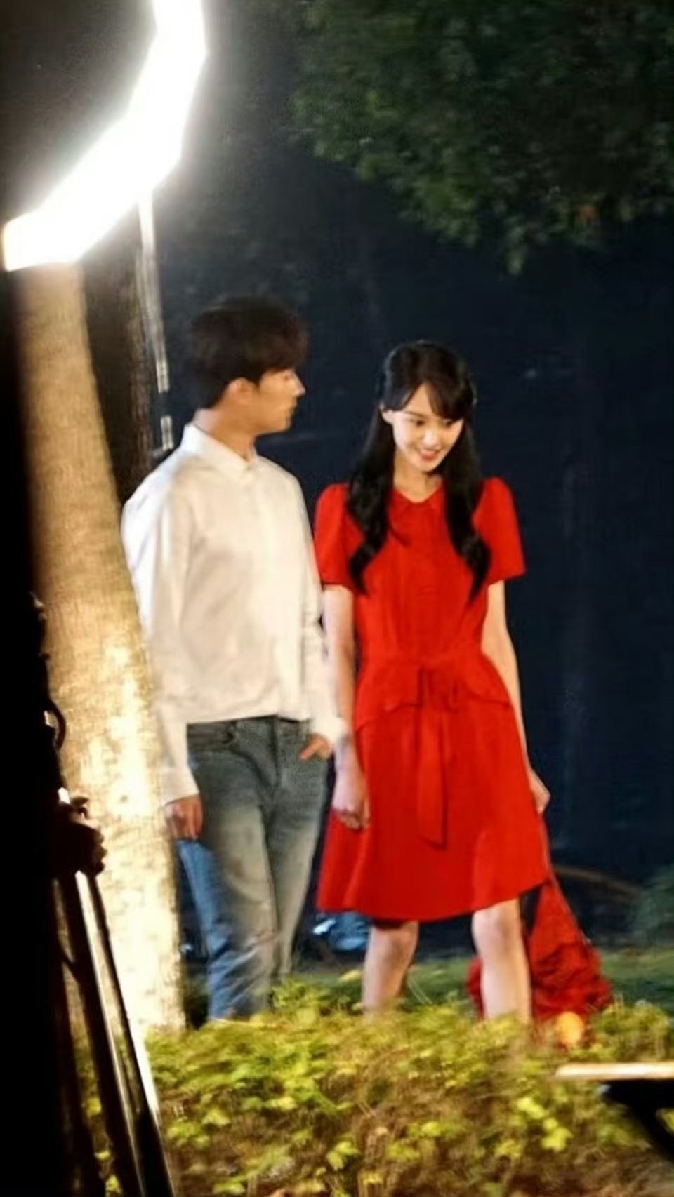 赵露思、宋祖儿、郑爽，谁是天选贝微微？谁穿红裙子更爽？ 