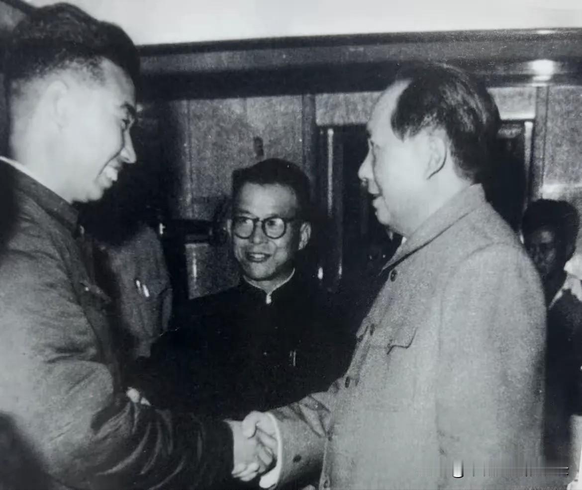 1958年11月1日，毛泽东主席在河南新乡火车站专列上接见林县县委书记杨贵的照片