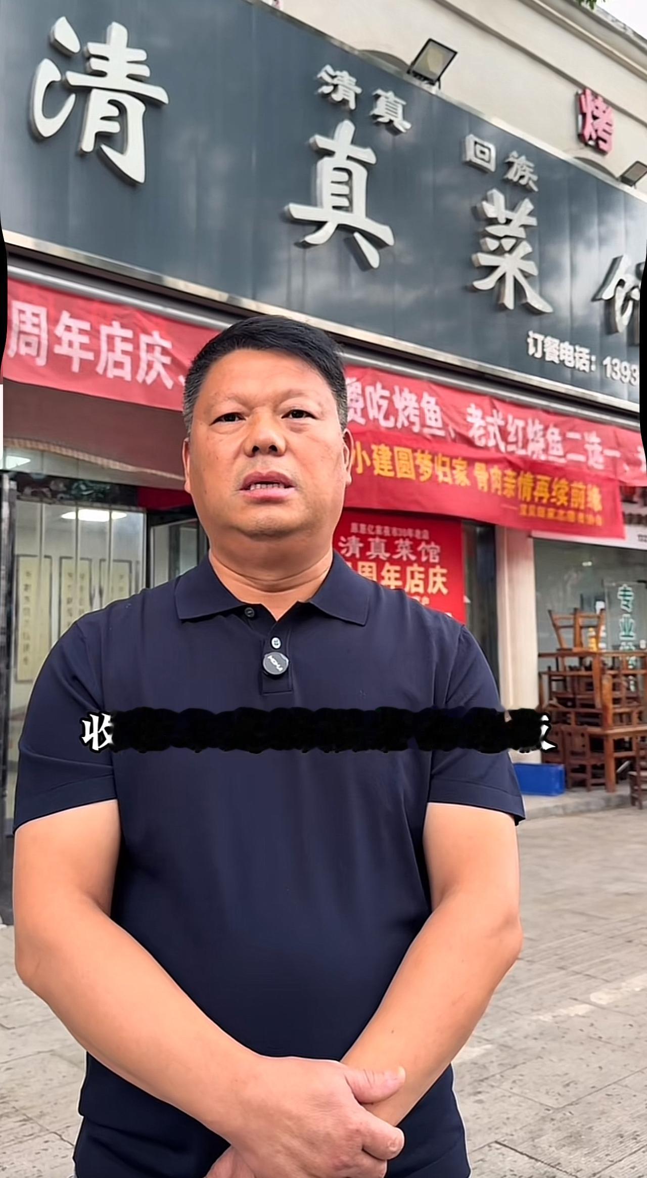 被饭店老板收留18年的小建，终于找到了亲人，爸爸和哥哥亲自来接他，一家人激动地抱