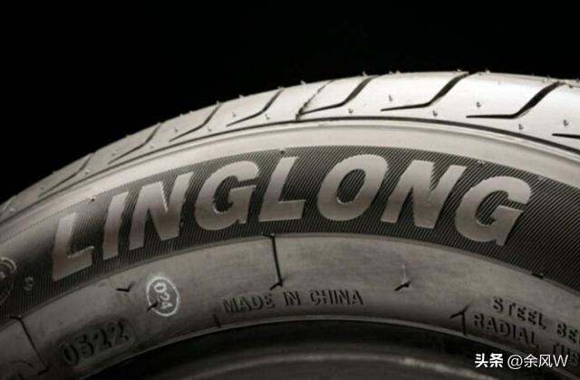 手动挡换挡时能不能踩油门，关键看你怎么换。正常规范操作是：换挡过程中松油门、踩离