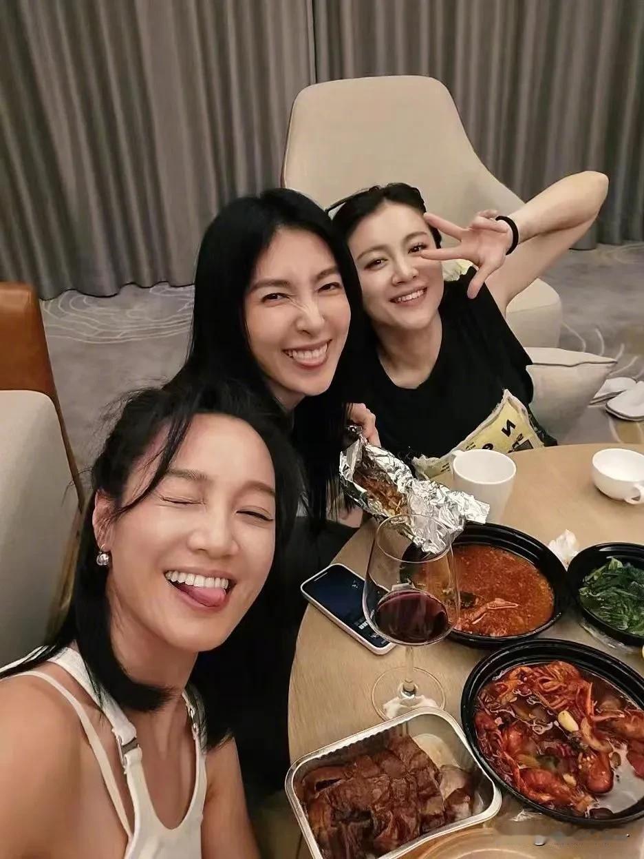 朱丹约浪姐一起深夜聚餐，全员都喝嗨了，好奇微醺的朱丹还能叫对浪姐们的名字不，毕竟
