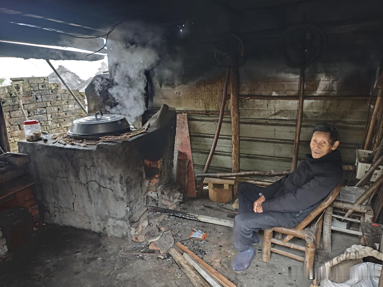 春笋季节到了，山区的农民们开始制作笋干了。